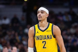 开云-差点晃倒！内姆哈德撤步晃出普理查德两米远命中三分球