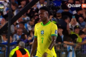 开云-开场12分钟0-2落后阿根廷，维尼修斯无奈摇头