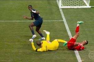 拜仁官方：穆西亚拉受伤不得不被担架抬出场，我们与你在一起