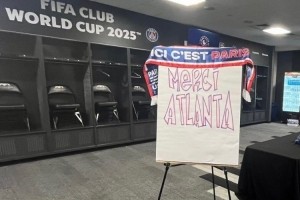 开云体育下载-晋级四强！巴黎在更衣室留下球队围巾和“感谢亚特兰大”文字